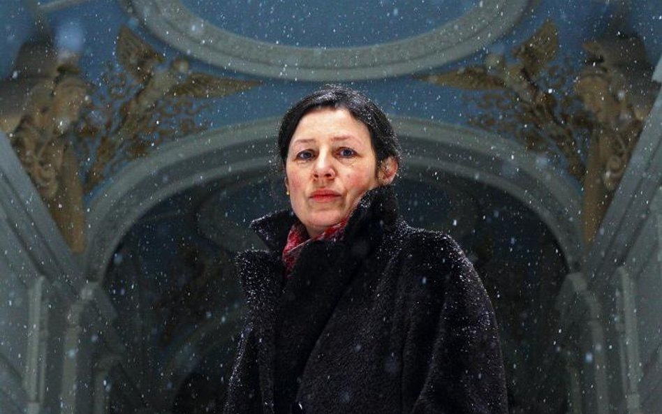 Magdalena Stopa przy wejściu do pięnkie zdobionej bramy kamienicy