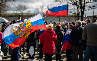Osoby niosące flagi Rosji podczas protestu zorganizowanego w Stuttgarcie pod hasłem "Przeciwko dyskr