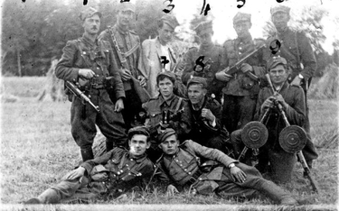 Oddział partyzancki 6. Brygady Wileńskiej. Lucjan Minkiewicz z prawej strony u góry (6), Wanda – w c