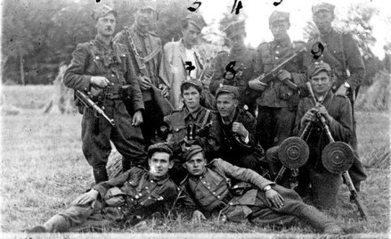 Oddział partyzancki 6. Brygady Wileńskiej. Lucjan Minkiewicz z prawej strony u góry (6), Wanda – w c