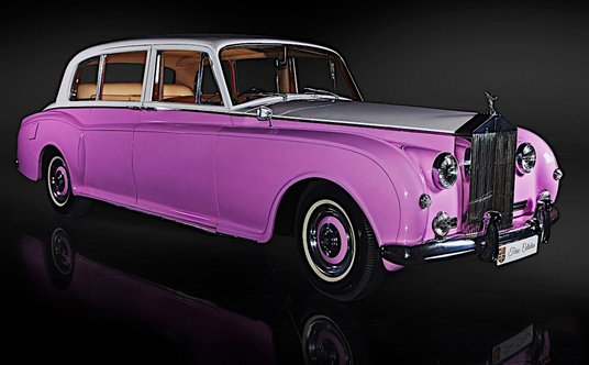 Sir Elton John miał kilka egzemplarzy Phantoma. Jeden z nich, Phantom VI został kupiony pod wpływem 