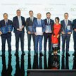 Laureaci nagród i wyróżnień podczas gali jubileuszowej Listy 500 oraz przedstawiciel partnera gali E