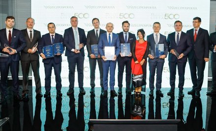 Laureaci nagród i wyróżnień podczas gali jubileuszowej Listy 500 oraz przedstawiciel partnera gali E