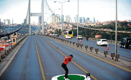 Legendarny gracz w golfa Tiger Woods zablokował na kilkadziesiąt minut ruch na jednej z dwóch trzypa
