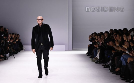 Dyrektor kreatywny marki Bosideng, Pietro Ferragina, podczas pokazu na paryskim tygodniu mody w paźd