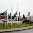 Flagi opuszczone do połowy masztu przed kopalnią węgla kamiennego Borynia-Zofiówka Ruch Zofiówka w J