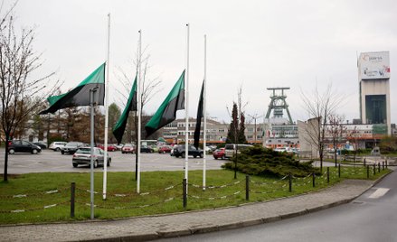 Flagi opuszczone do połowy masztu przed kopalnią węgla kamiennego Borynia-Zofiówka Ruch Zofiówka w J