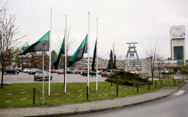 Flagi opuszczone do połowy masztu przed kopalnią węgla kamiennego Borynia-Zofiówka Ruch Zofiówka w J