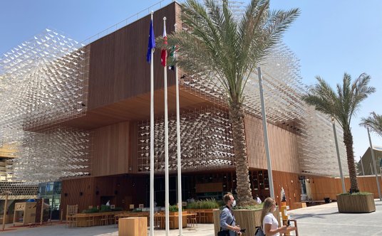 Polski pawilon na EXPO 2020 w Dubaju widziany od strony pawilonu belgijskiego.