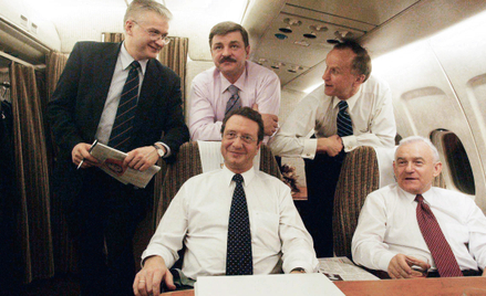 13 grudnia 2002 r., delegacja rządowa w samolocie w drodze na szczyt UE w Kopenhadze. Siedzą (od lew