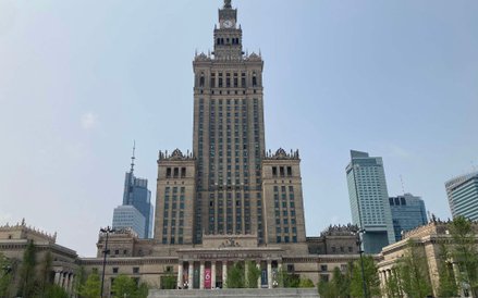 Widok na trybunę honorową