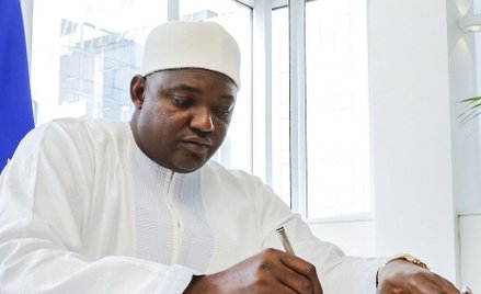 Prezydent Adama Barrow od kilku dni się izoluje