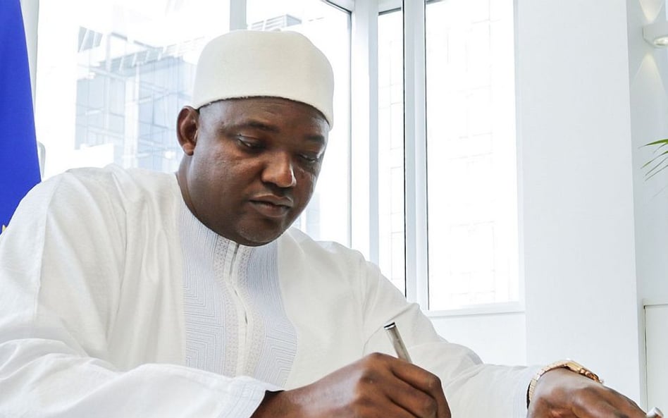 Prezydent Adama Barrow od kilku dni się izoluje