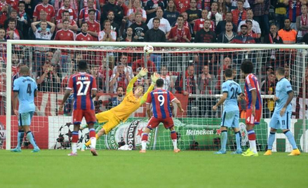 Jerome Boateng strzela bramkę Joe Hartowi