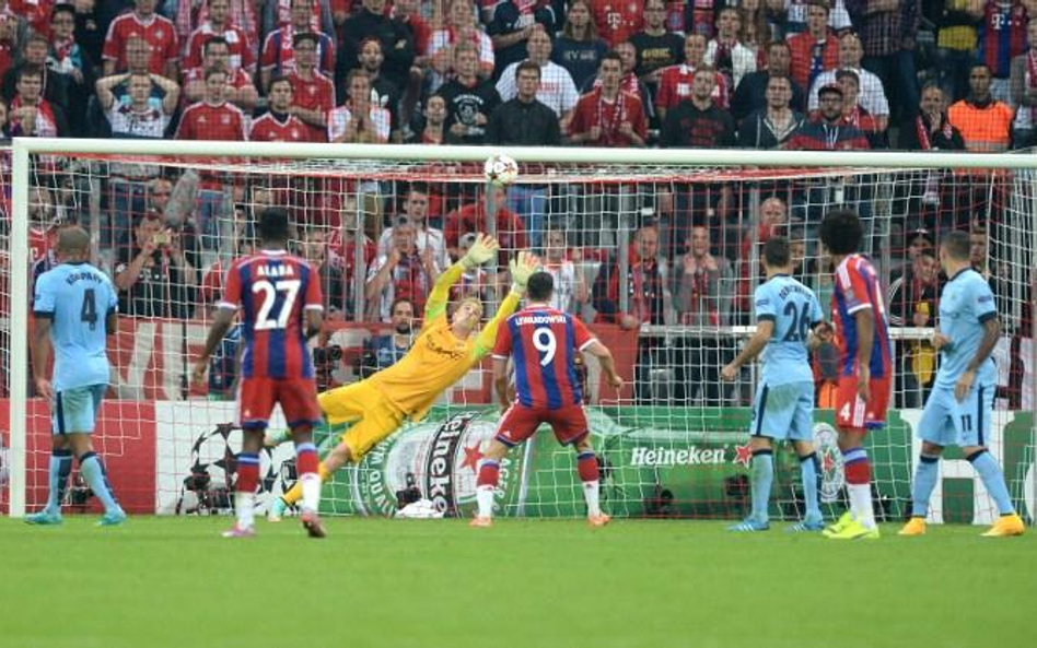 Jerome Boateng strzela bramkę Joe Hartowi