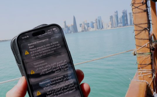 Zrzut ekranu z telefonu komórkowego pokazuje alert Ministerstwa Spraw Wewnętrznych Kataru, w którym 