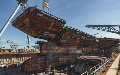 Montaż ostatniej sekcji kadłuba lotniskowca USS John F. Kennedy (CVN 79). Fot./Huntington Ingalls In