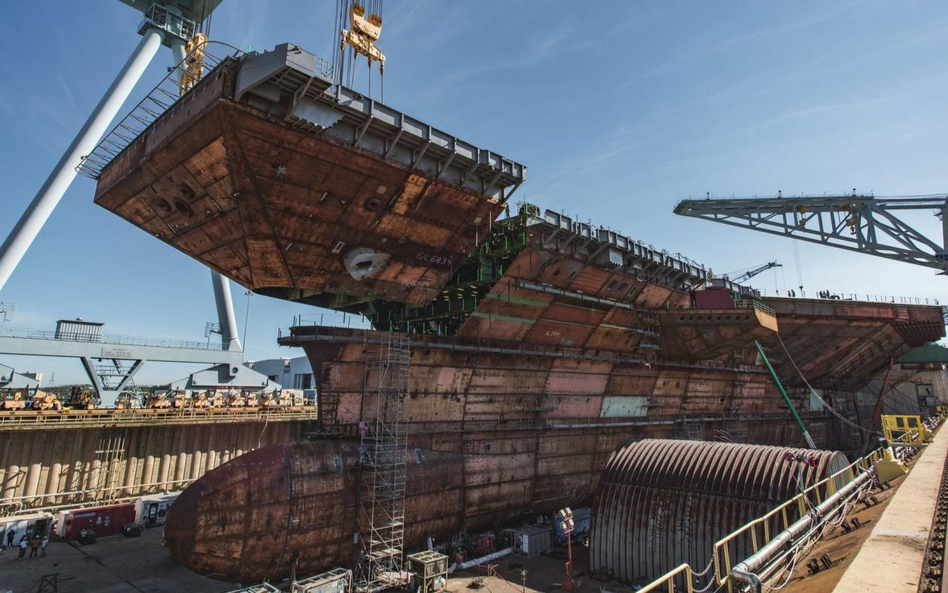 Montaż ostatniej sekcji kadłuba lotniskowca USS John F. Kennedy (CVN 79). Fot./Huntington Ingalls In