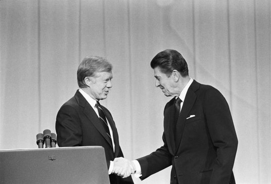 Prezydent Jimmy Carter i jego republikański przeciwnik Ronald Reagan podają sobie dłonie, witając si
