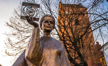 Pomnik Marii Skłodowskiej-Curie na skarpie warszawskiej u wylotu ulicy Kościelnej