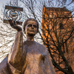 Pomnik Marii Skłodowskiej-Curie na skarpie warszawskiej u wylotu ulicy Kościelnej