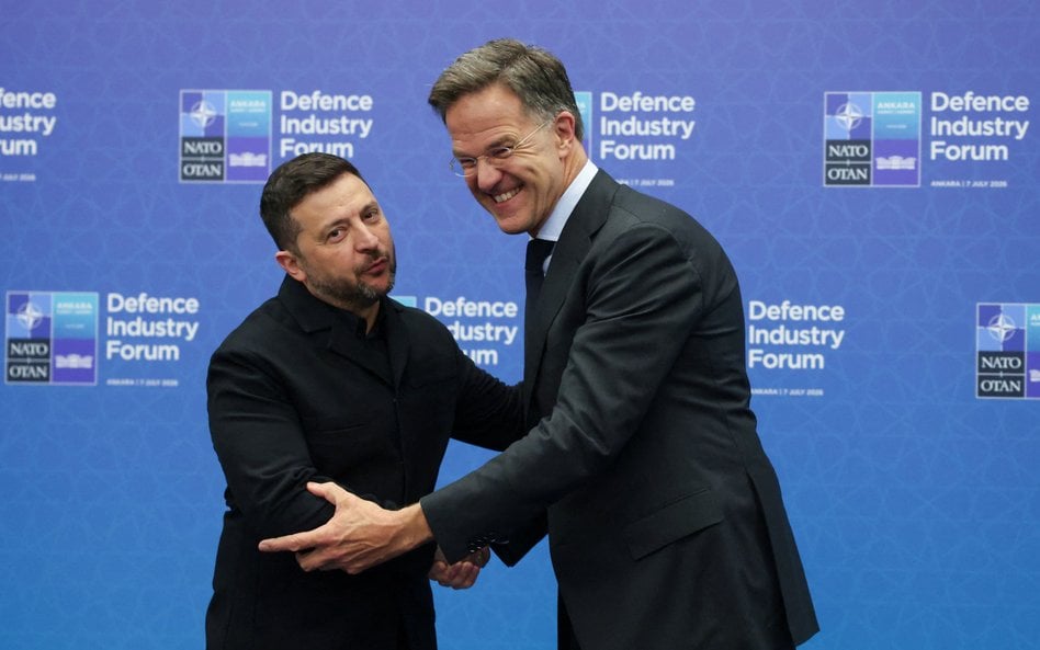 Sekretarz generalny NATO Marl Rutte i prezydent Ukrainy Wołodymyr Zełenski na marginesie szczytu NAT