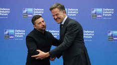 Sekretarz generalny NATO Marl Rutte i prezydent Ukrainy Wołodymyr Zełenski na marginesie szczytu NAT