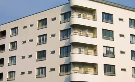 Biorąc wysoki zadatek, można uniknąć PIT przy sprzedaży mieszkania