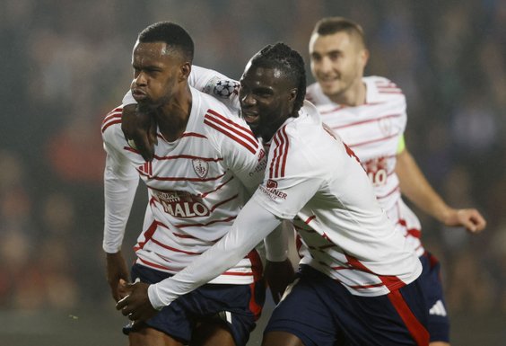 Edimilson Fernandes cieszy się z bramki w meczu Sparta Praga - Brest