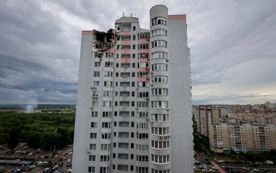 Budynek uszkodzony w ataku na Kijów, do którego doszło w nocy z 7 na 8 lipca