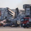 Dogaszanie pożaru kompleksu handlowego przy ul. Marywilskiej 44 w Warszawie. Ogniem objęte było pona