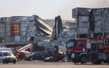 Dogaszanie pożaru kompleksu handlowego przy ul. Marywilskiej 44 w Warszawie. Ogniem objęte było pona