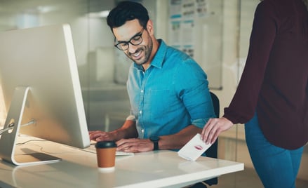 Relacje miłosne w pracy. Czy i jak powinien reagować pracodawca?