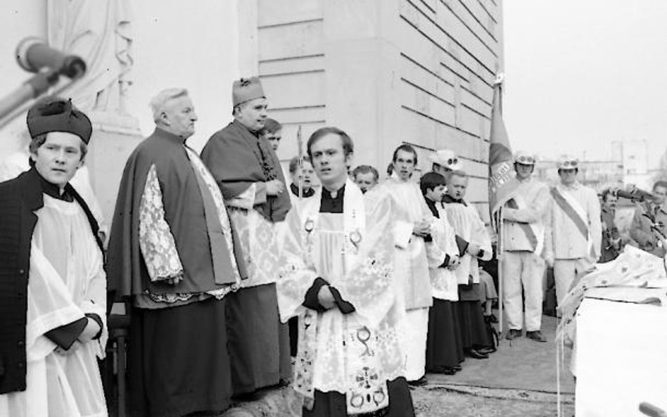 Poświęcenie sztandaru „Solidarności” Huty Warszawa w „Żoliborskim sanktuarium”. Ks. Teofil Boguski d