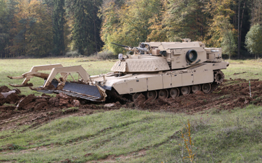 Amerykańskie wojska lądowe testują ubezzałogowione czołgi saperskie M1150. Na zdjęciu pojazdy załogo
