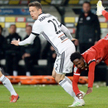 Kasper Hamalainen (w środku) nie wykorzystał kilku dobrych okazji do zdobycia goli i Legia przegrała
