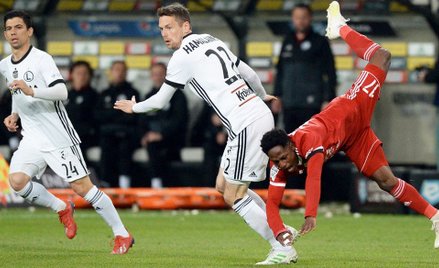 Kasper Hamalainen (w środku) nie wykorzystał kilku dobrych okazji do zdobycia goli i Legia przegrała