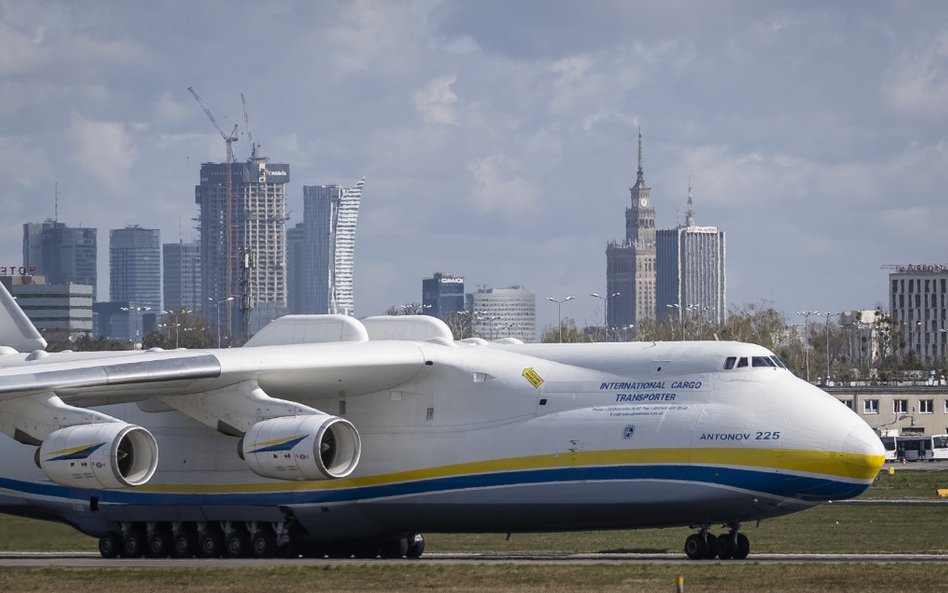 Gigantyczny An-225 wylądował na Okęciu z maseczkami