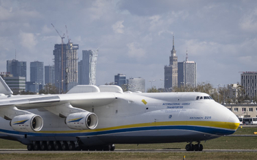 Gigantyczny An-225 wylądował na Okęciu z maseczkami