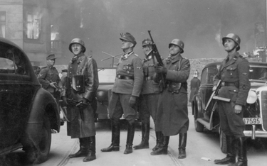 Fotografia z Raportu Stroopa. Oryginalny niemiecki podpis: „Dowódca wielkiej operacji”. Generał SS J