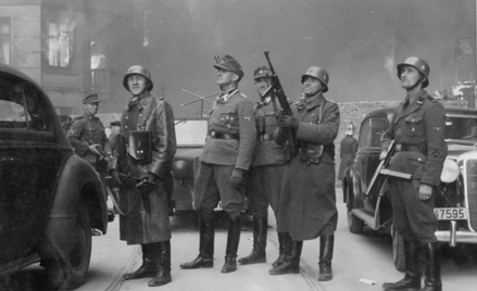 Fotografia z Raportu Stroopa. Oryginalny niemiecki podpis: „Dowódca wielkiej operacji”. Generał SS J