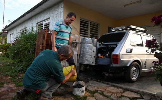 Kubański mechanik Juan Carlos Pino  i jego Fiat 126 przystosowany do jazdy na węglu drzewnym