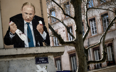 Wizerunek Putina zabijającego gołębia pokoju na ścienie budynku w Lyonie na północy Francji