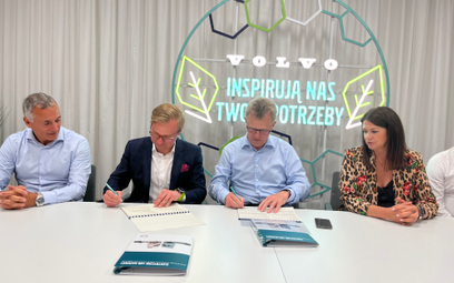 Łukasz Chyliński (z lewej, Truck Care) i Roger Alm (Volvo Truck) podpisują ramowy kontrakt, 04 07 23