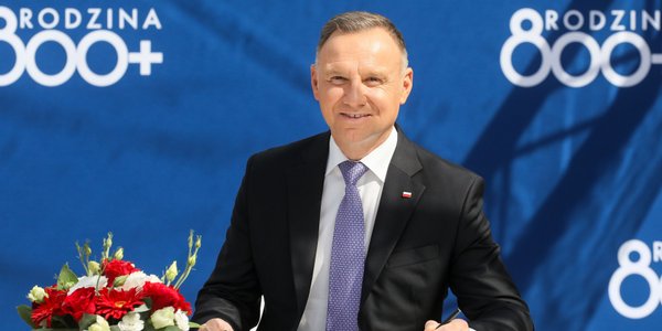 Sondaż. 800+ dla obcokrajowców? Wyborcy niezdecydowani najbardziej radykalni