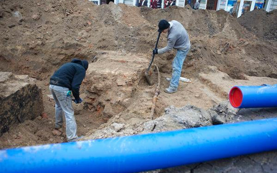 Zasadą jest, że gdy gmina buduje kanalizację, wodociągi, drogę czy inną infrastrukturę, to może mies