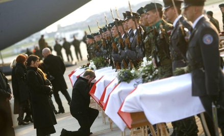 Trumny z ciałami ofiar katastrofy na warszawskim Okęciu