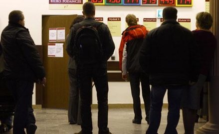 Kolejka oczekujących przed biurem podawczym w sądzie wieczystoksięgowym w Warszawie.