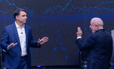 Flavio Bolsonaro i Luiz Inacio Lula da Silva podczas debaty przedwyborczej.