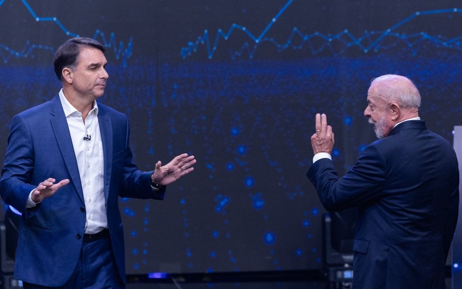 Flavio Bolsonaro i Luiz Inacio Lula da Silva podczas debaty przedwyborczej.